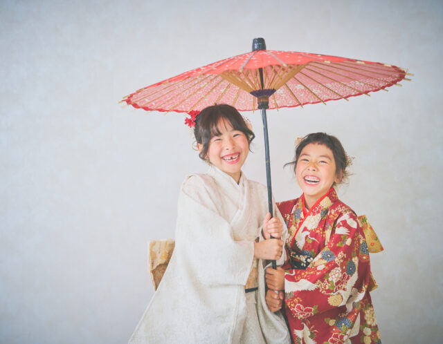 七五三の写真、自然な表情で撮るには？子どもが笑顔になる前撮りのコツ｜幸田町の写真スタジオ