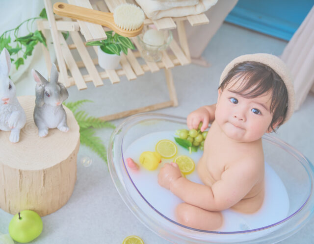【大人気】ミルクバスフォトって何？赤ちゃんの“ぷにぷに”がたまらない1枚を｜幸田町の写真スタジオ